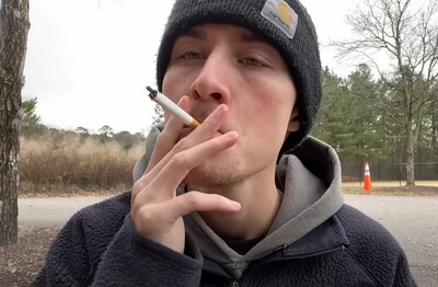 Лечение зависимости от табакокурения в Пушкино Мужчина с сигаретой делает затяжку